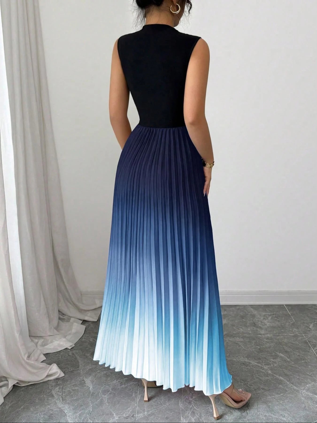 Sleeveless pleated maxi dress with an ombre effect and high neck