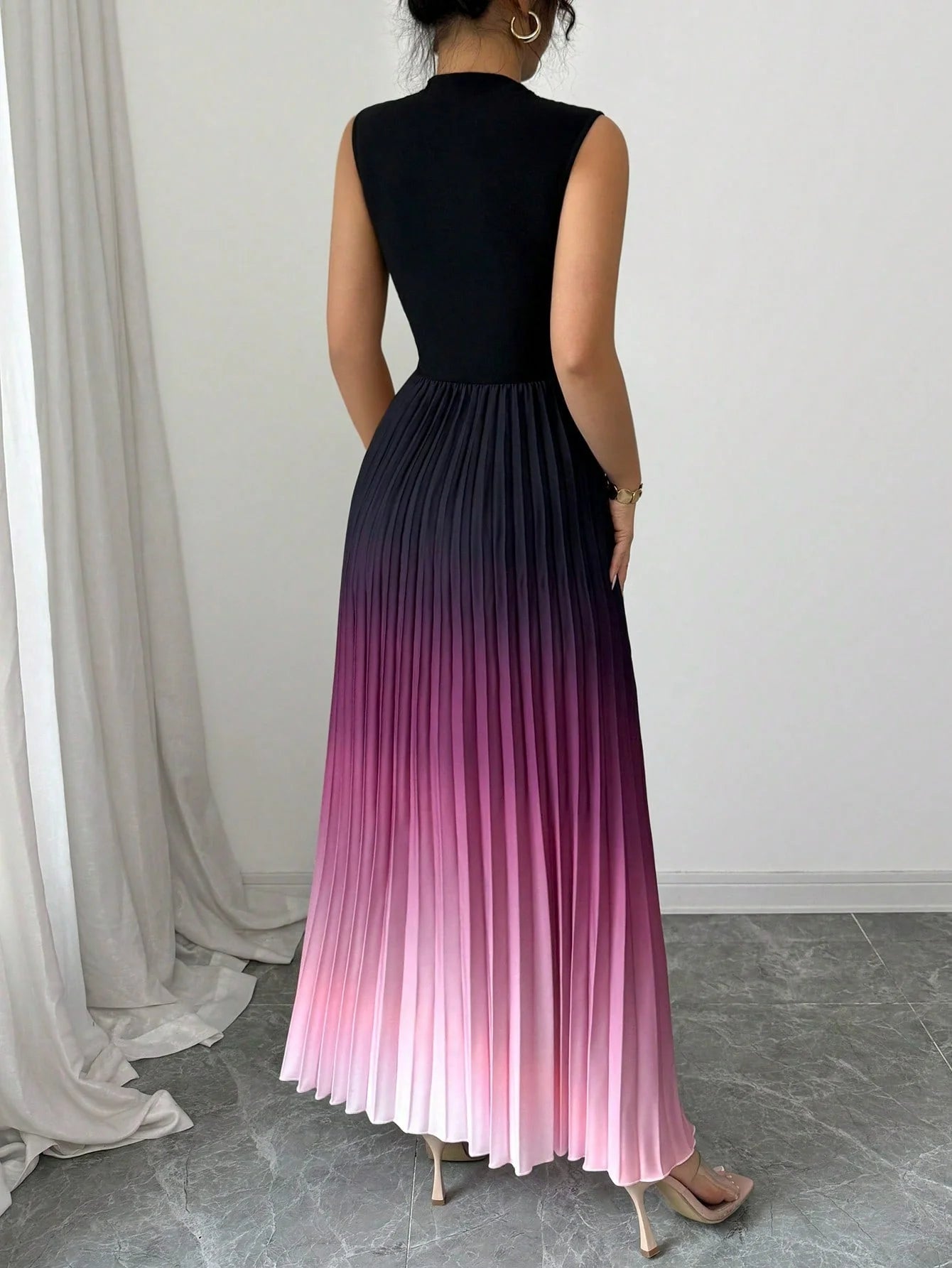 Sleeveless pleated maxi dress with an ombre effect and high neck