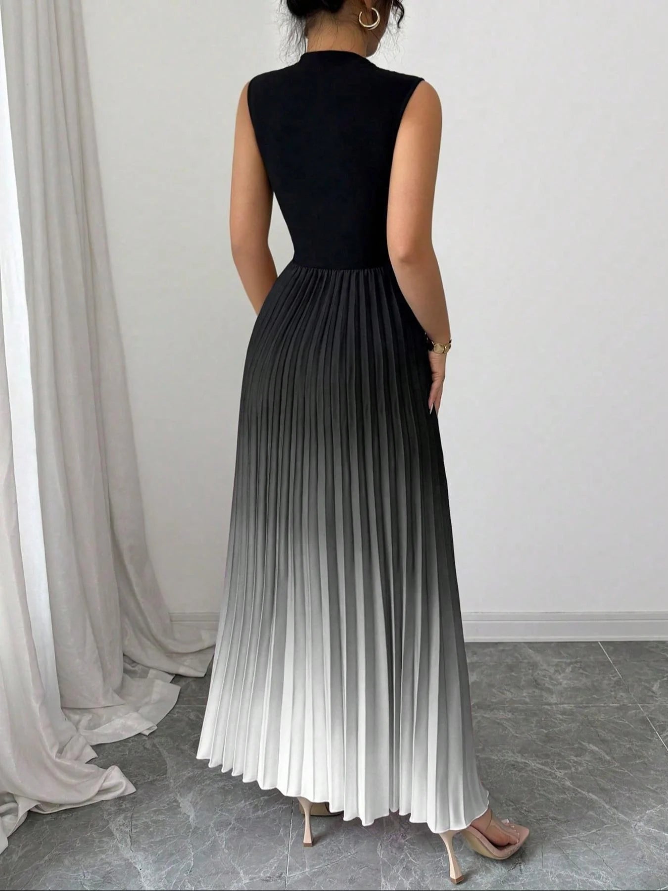 Sleeveless pleated maxi dress with an ombre effect and high neck